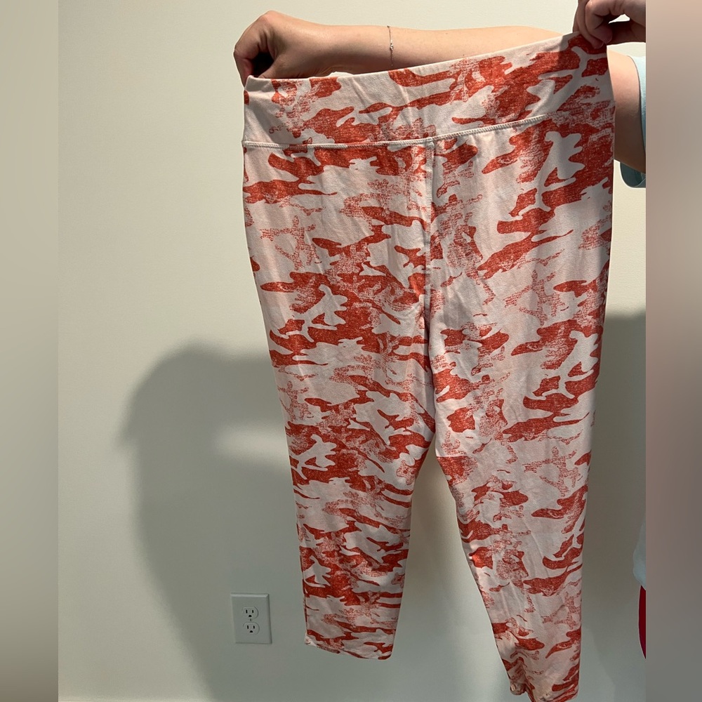Wonderly Studio Camo Leggings Size L‎ - Picture 2 of 3